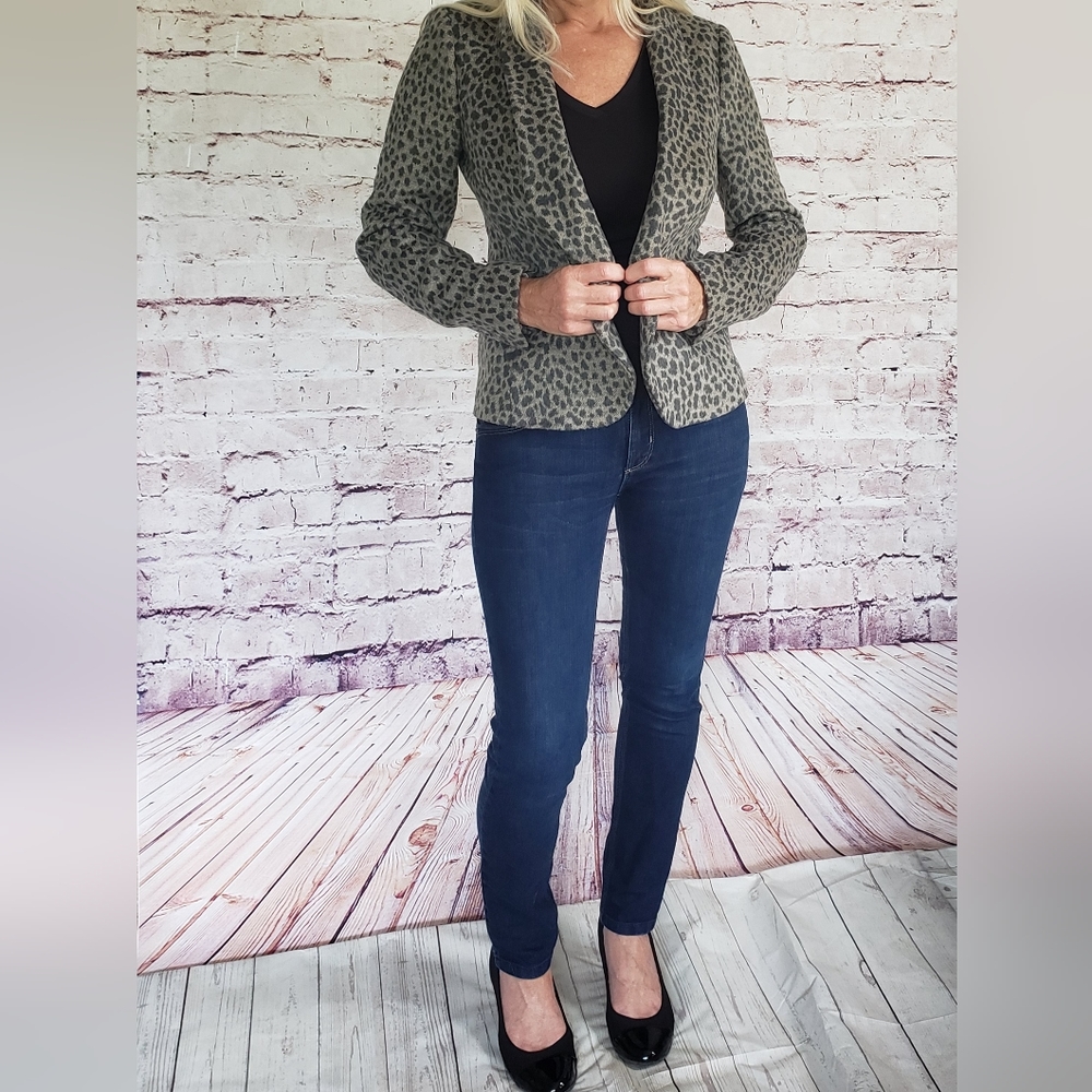 Ann Taylor Loft Snow Leopard print blazer Size 2